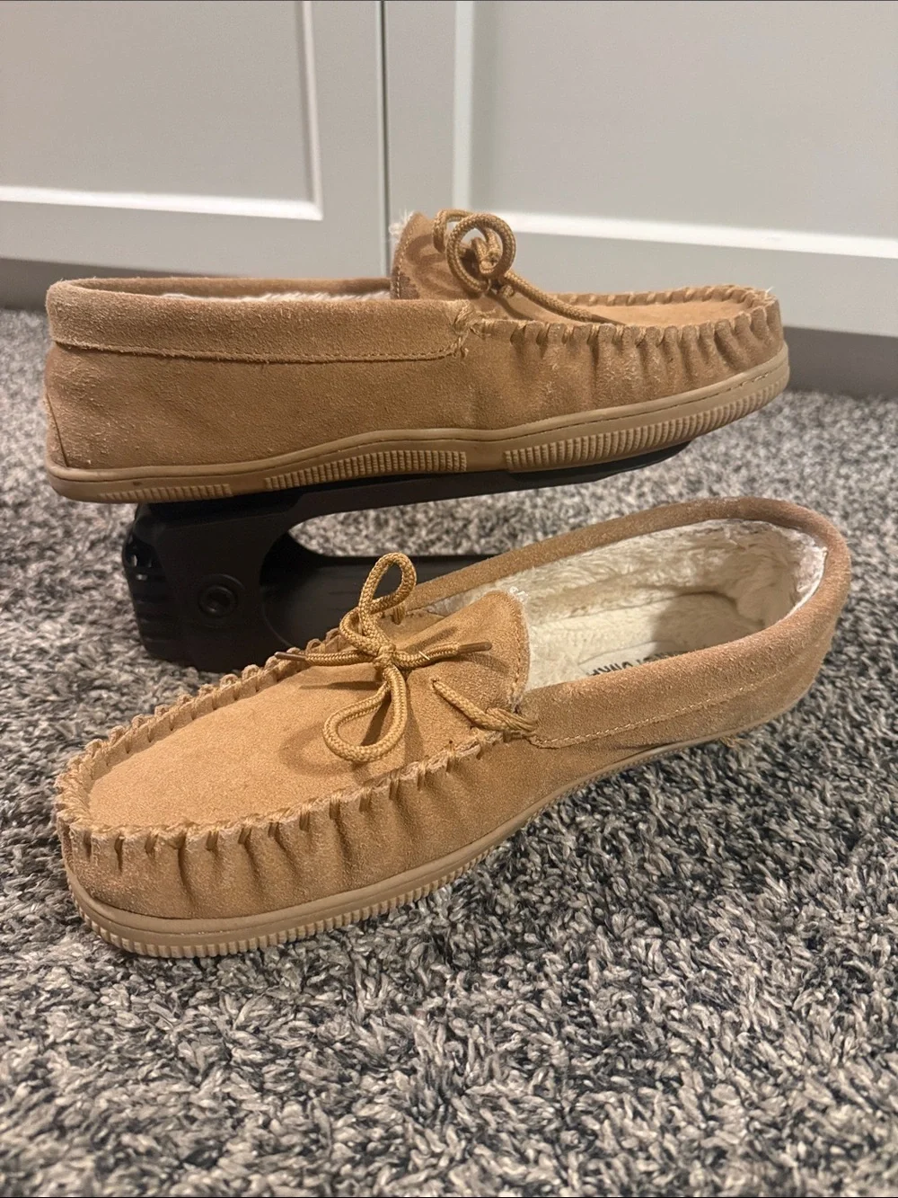 Minnetonka Men’s 11 Pile Lined Suede Moccasin Slippers Tan Brown